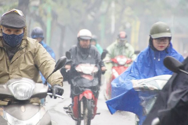 Người Hà Nội vất vả trong ngày mịt mù mưa rét tăng cường